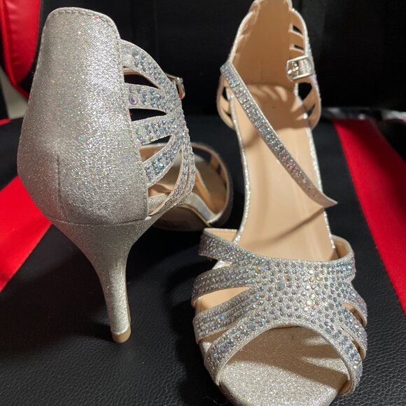 Silver Heels - Picture 3 of 3
